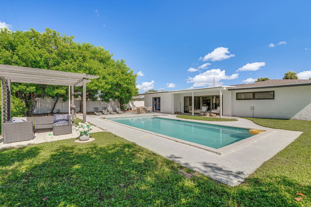 1 Mi to Beach: Modern Cape Coral Home w/ Pool