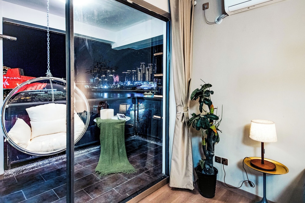 Baihong Riverview Drone Show Apartment