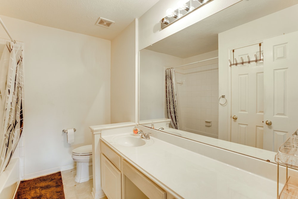 4 Mi to Old Town Spring: Family Retreat w/ Yard!