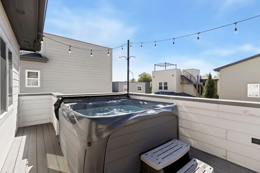 Rams Roost Rooftop Hot Tub, Patio & Family Fun