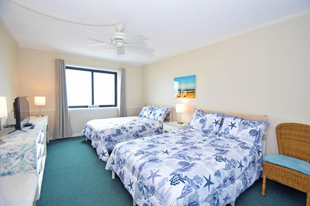 Towers 402 2 Bedroom Condo by RedAwning view 5