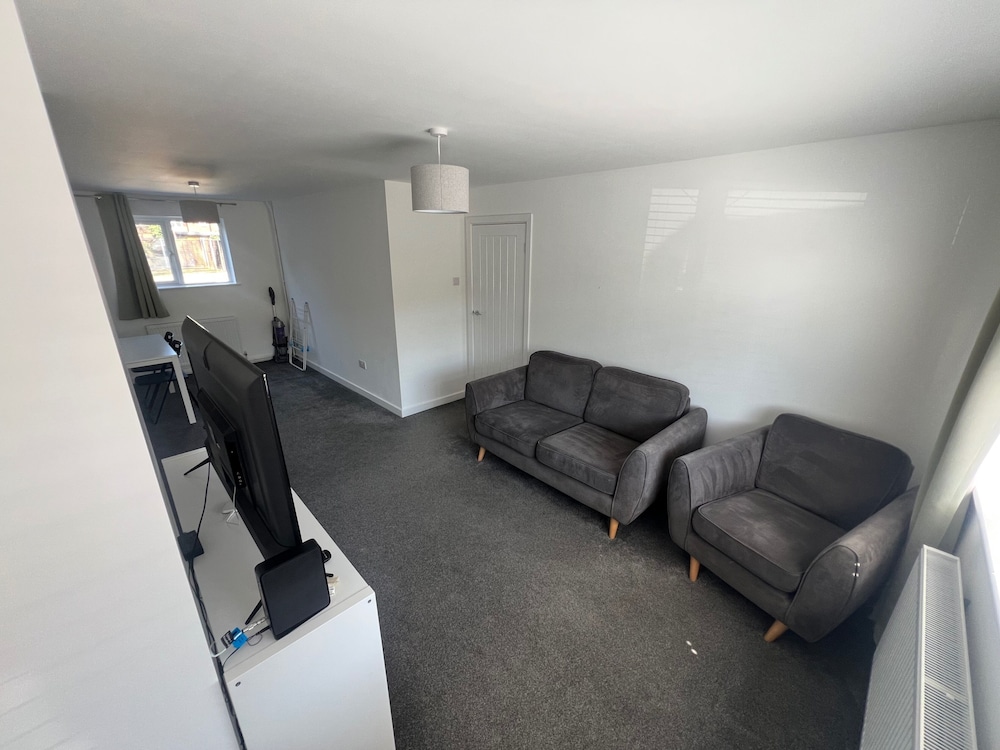 3 Bedroom House - Sleeps 6 & Free Parking