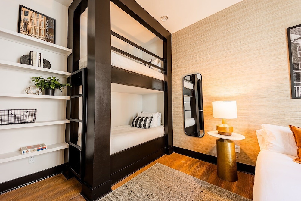 Heart of Gulch - 4 Min to Broadway - Designer Home