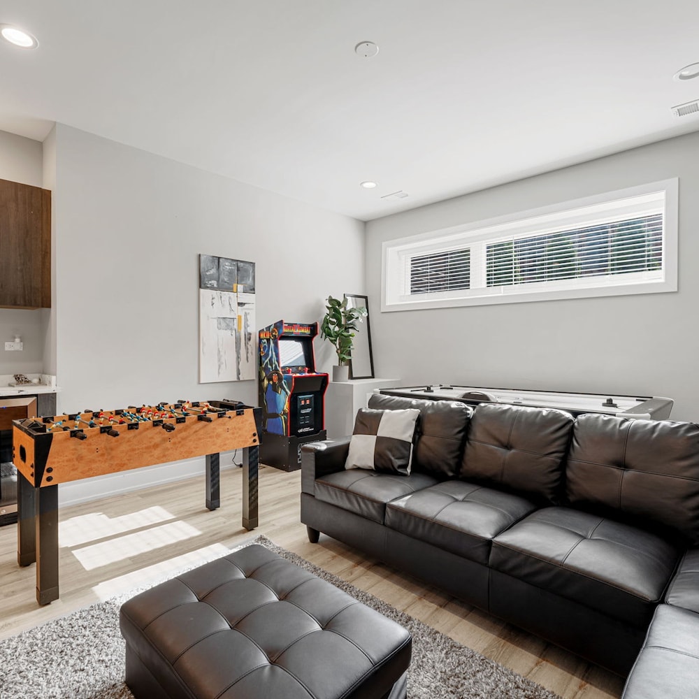 Magnificent NEW Home w 8 Beds Free Parking
