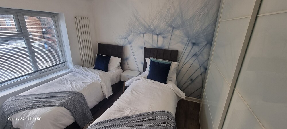 3 Bed House Sleeps 5 - Parking, Garden, Pets view 3