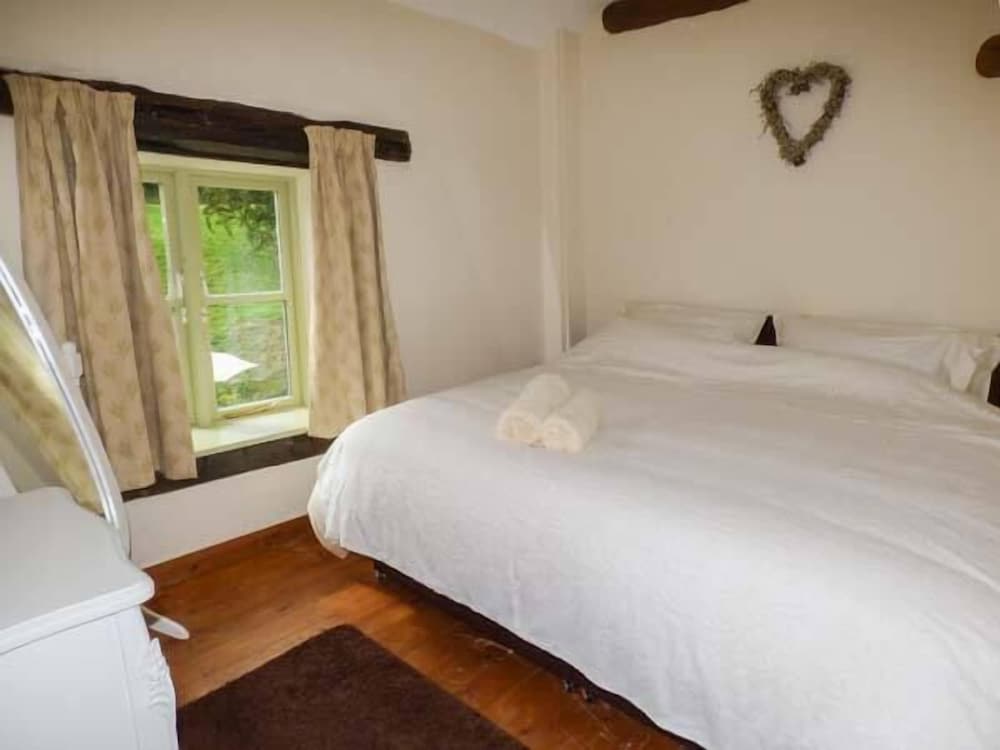 Ploony Cottage view 5