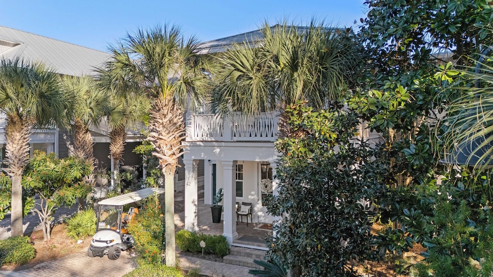 Seagrove Gardens Mins to the Beach, Santa Rosa Retreat w/ Golf Cart, A+ Design
