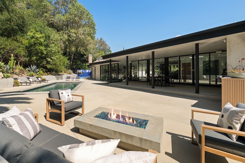Valea Estate - Secluded Beverly Hills Retreat 1-acre Oasis
