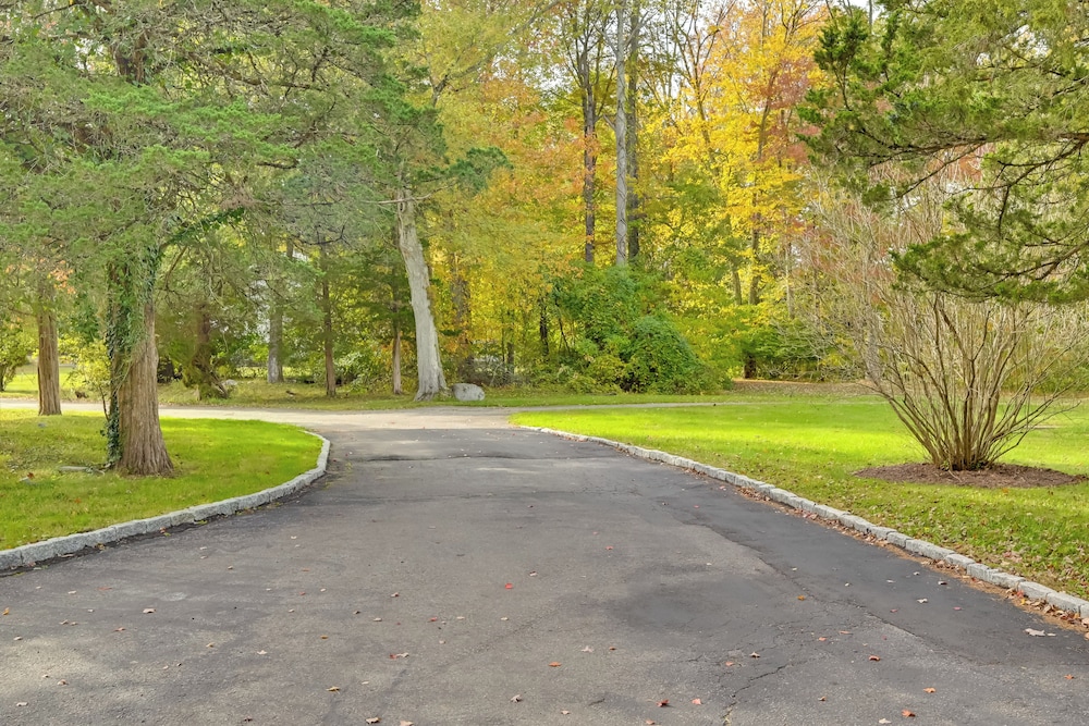 Gold Coast Getaway! Upscale Apt Near New Canaan