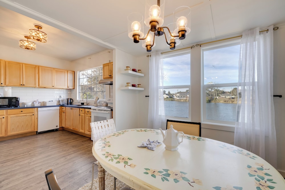 Walk to Beach: Riverside Retreat in Seaside!