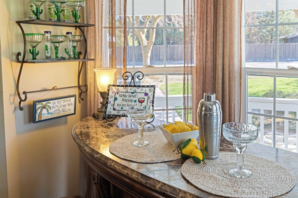 Victorian Manor In Paso Robles Wine Country + Pool, Hot Tub, Firepit, Tennis Court Sleeps 28