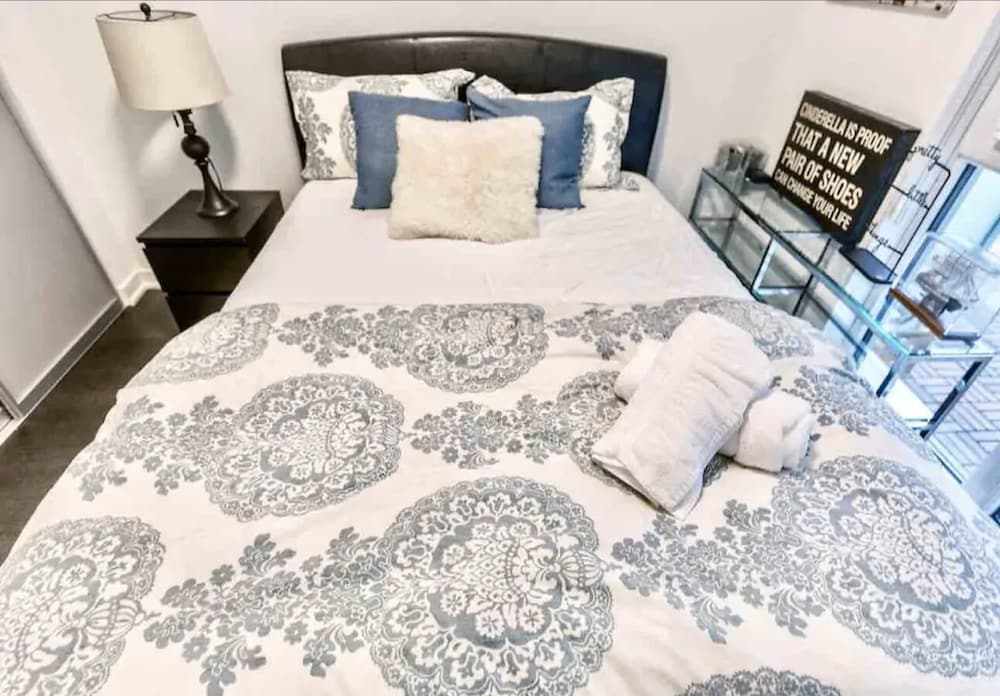 HomeHop - Entertainment District - Image 5