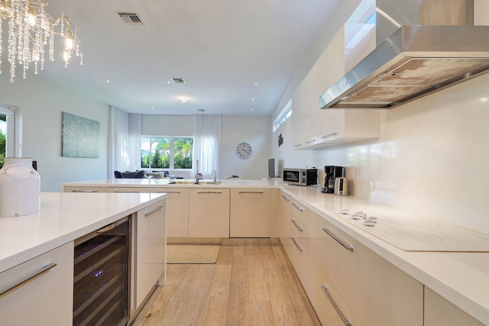 Luxurious Beach Retreat w/ Heated Pool&basketball