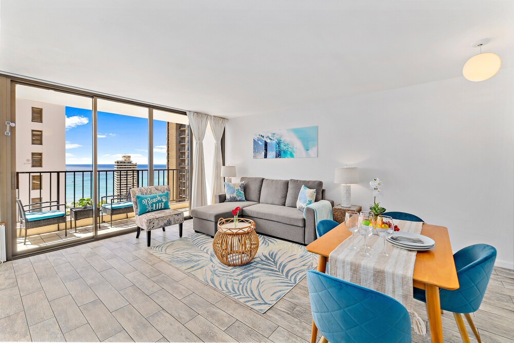 High Floor Ocean View Condo (King Bed and Parking): hotel room photo