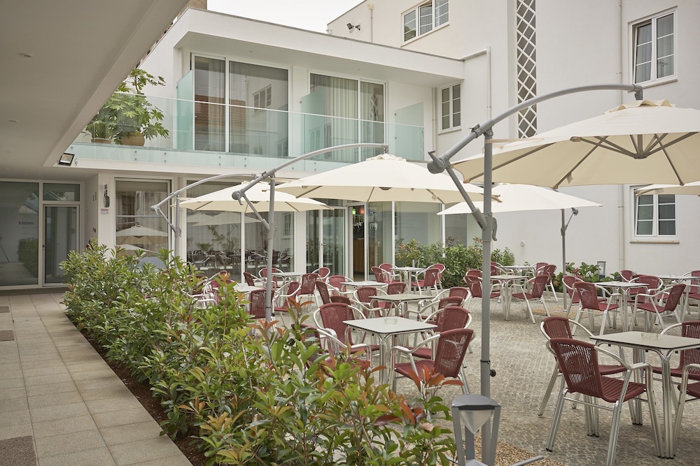 Welcome In - Suites & Hostel