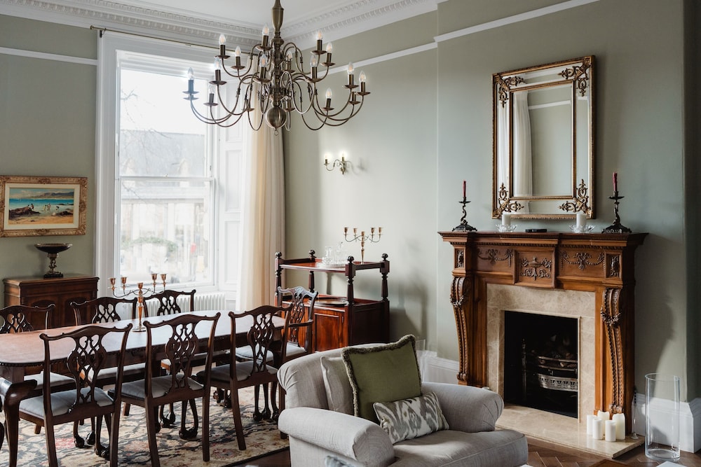 Prestigious Townhouse close to Princes Street