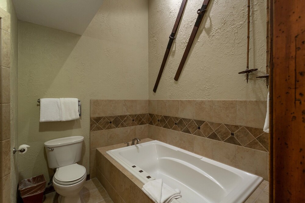 Pine Inn at Trail's End Lodge - Three Bedroom Residence with Den and Spa #5 3 Condo