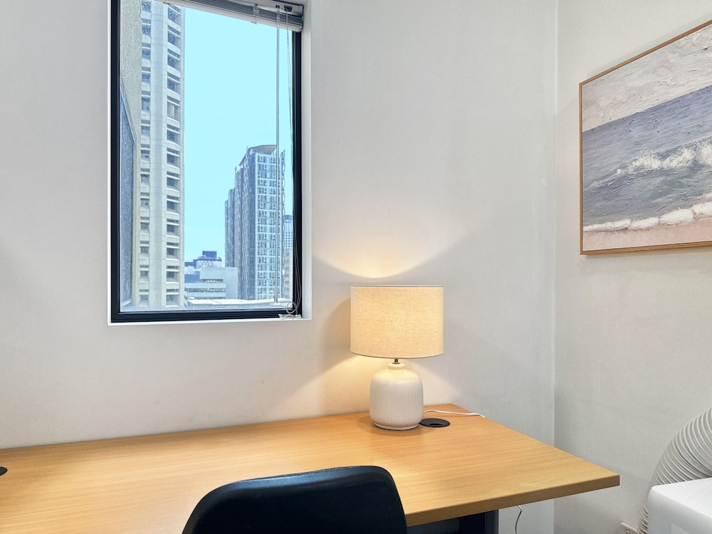 Brisbane Apt Near Dining, Shops and River Walks