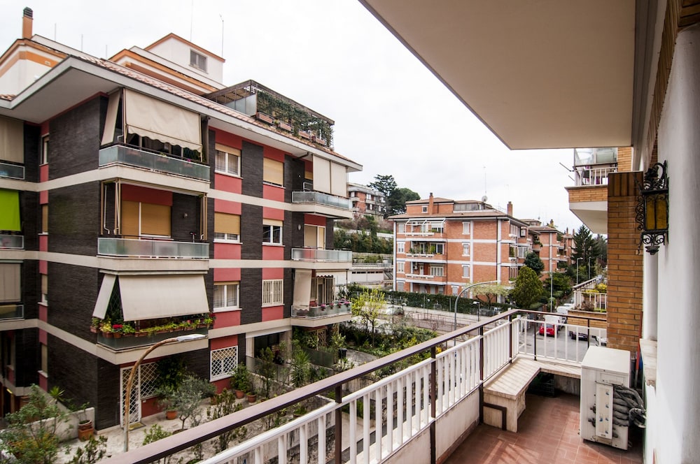 Aurelio & Vaticano Elegant Flat