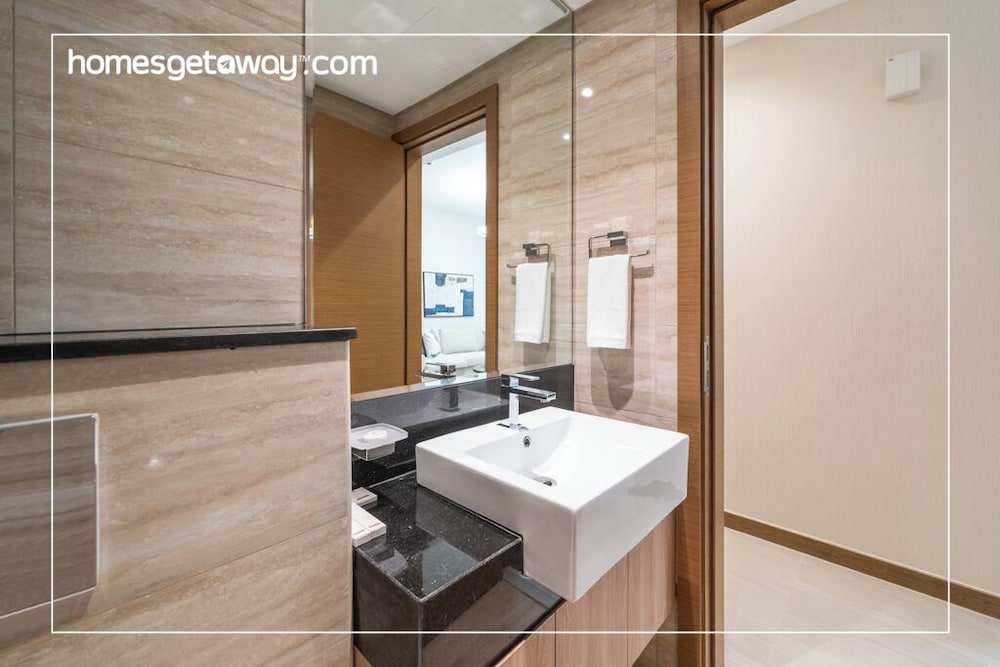 Modern 2BR – Canal-Side Elegance