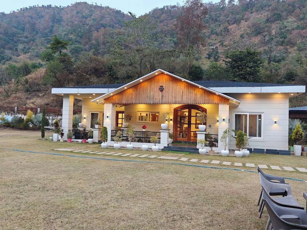 The Paradise - Luxury 3BR Villa Near the Airport in Dehradun