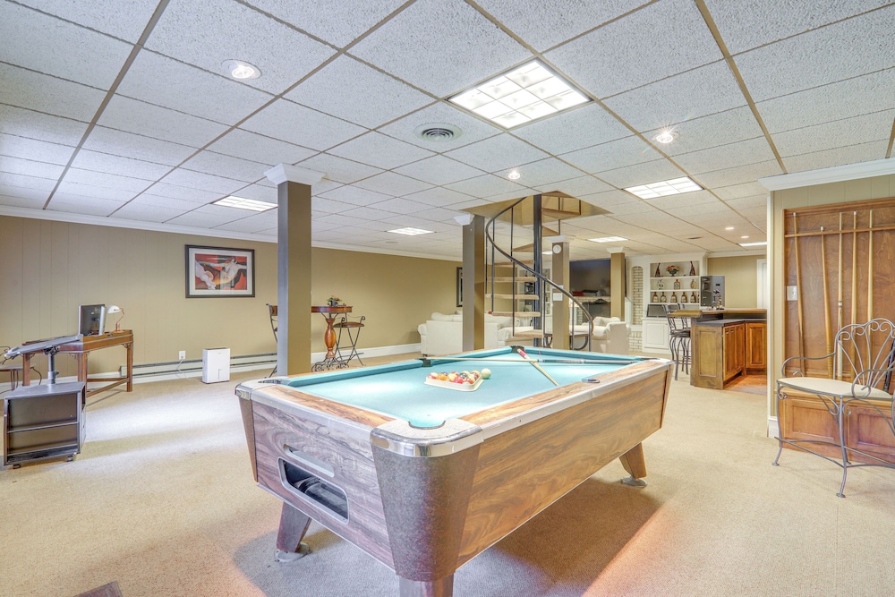 Game Room + Pond: Spacious Gainesville Getaway!