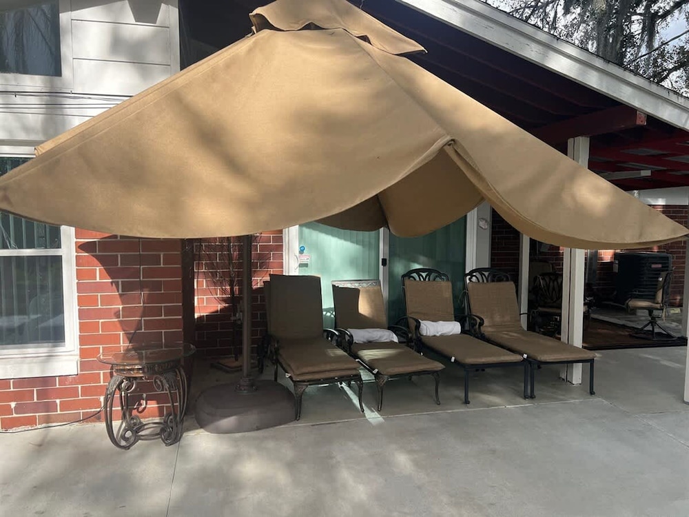 Luxurious Gem Near Disney Workspace Movie Room