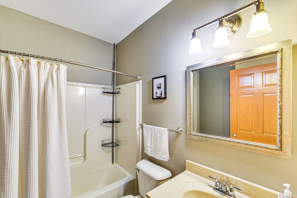 2 Mi to Market Sq! Row House w/ Dedicated Office