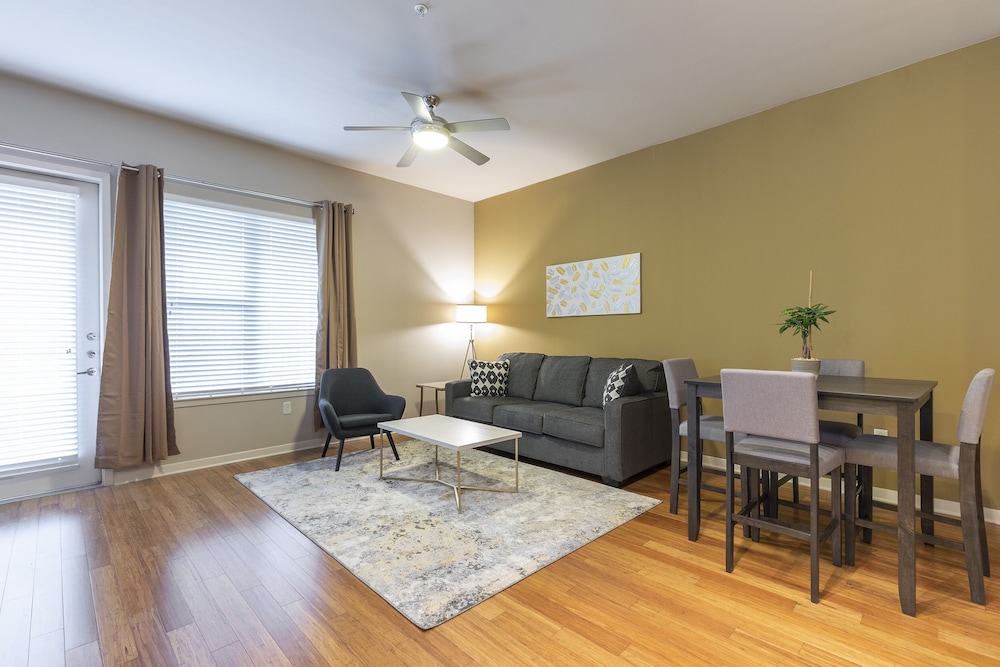 Luxury Med Center Fully Equipped King Sized Bed Condos - Image 5