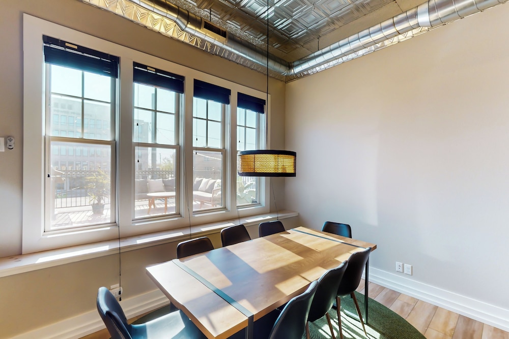 2BR Updated Dtwn Condo: Streaming, Patio, W & D