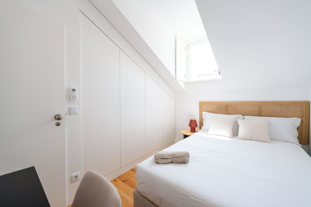 Sunny Lisbon Apartments by SoulPlaces