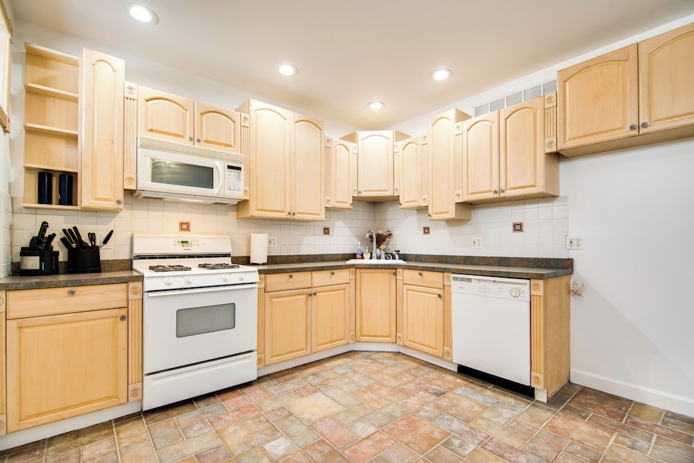 Hot Tub & Sauna: Hoffman Estates Villa in Elgin!