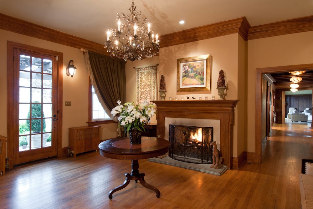 Glen Gordon Manor