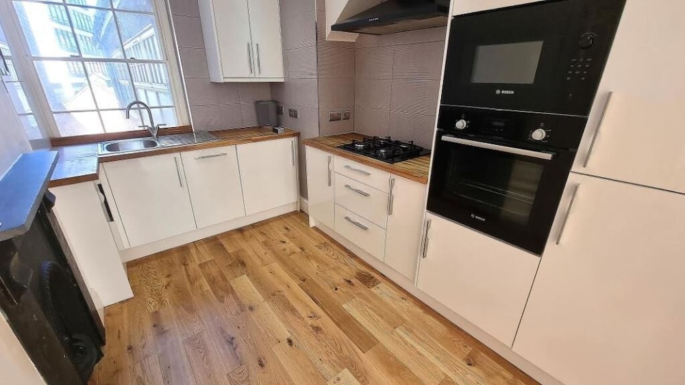 Hull Spacious Apartment 5 view 3