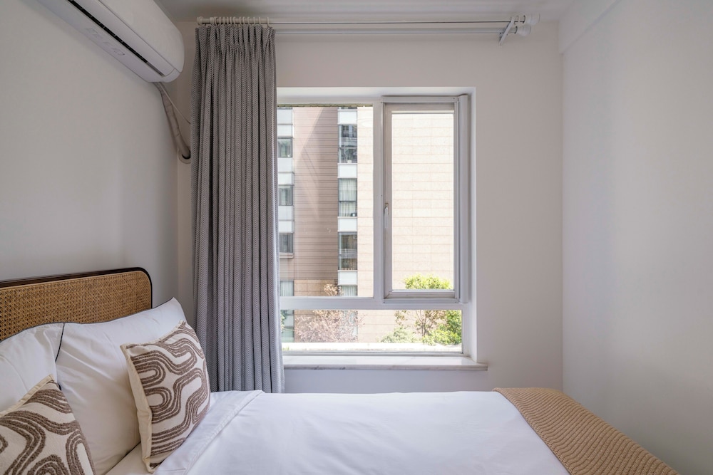 Tyms Stylish 3BR 2BA Apt Xujiahui Shops
