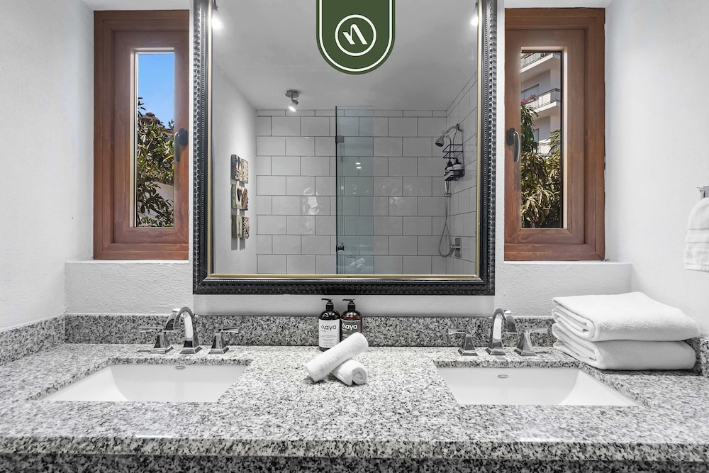 Stylish 2 BR Condo in Romantic Zone - Rooftop Pool