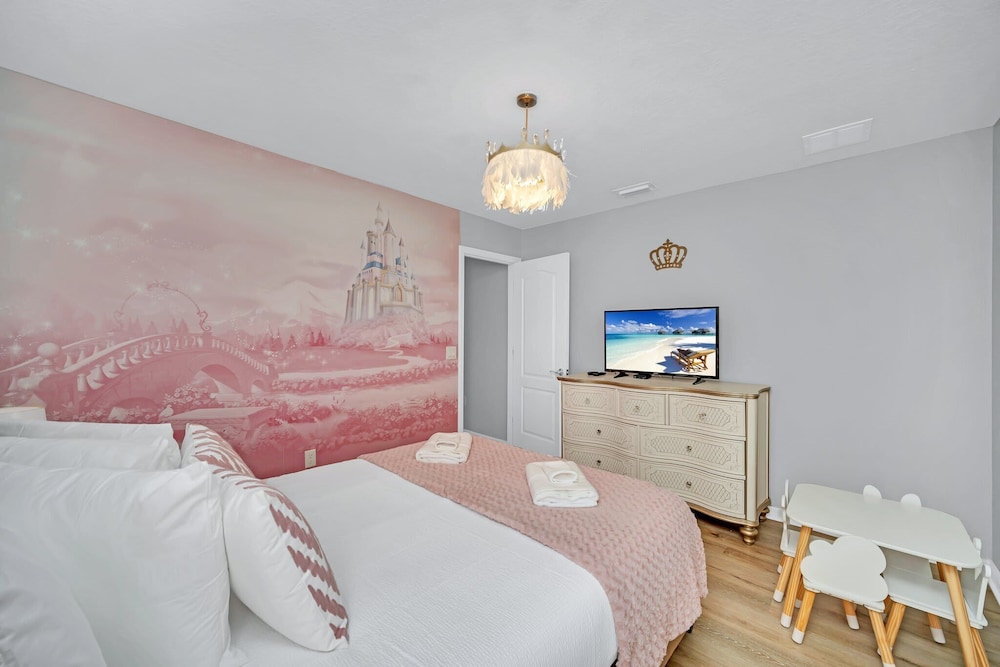 Contemporary Masterpiece. Star Wars, Cars, and Disney Princess Rooms. Huge Pool and Game Room With Theatre! view 5