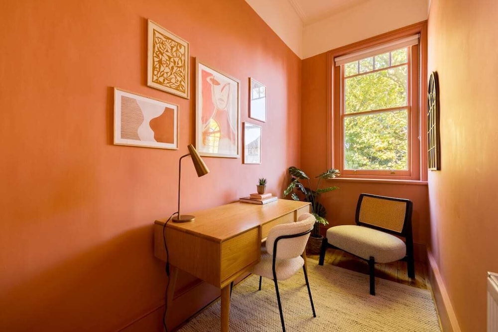 The Abinger Place - Inviting 2bdr House With Study Room & Garden