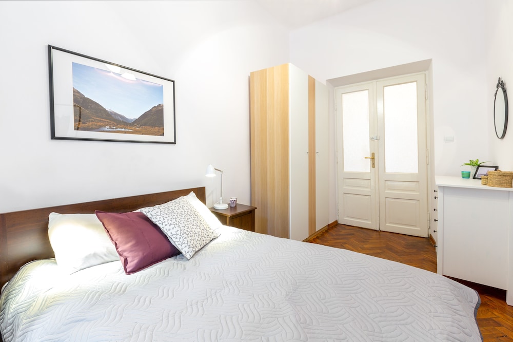 FriendHouse Apartments