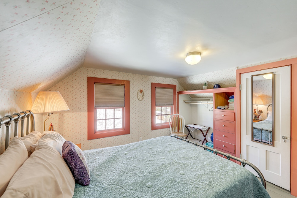 Charming Lovell Farmhouse - 17 Acres w/ Mtn Views!
