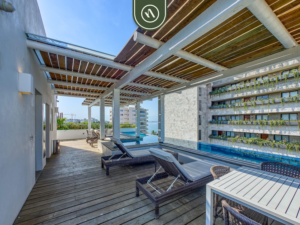 New 1 BR Condo - Oceanview Pool - 2 min to Beach