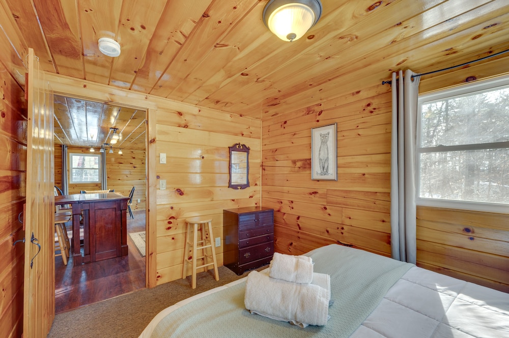 Cozy Laconia Cabin, Close to Winnipesaukee Pier!
