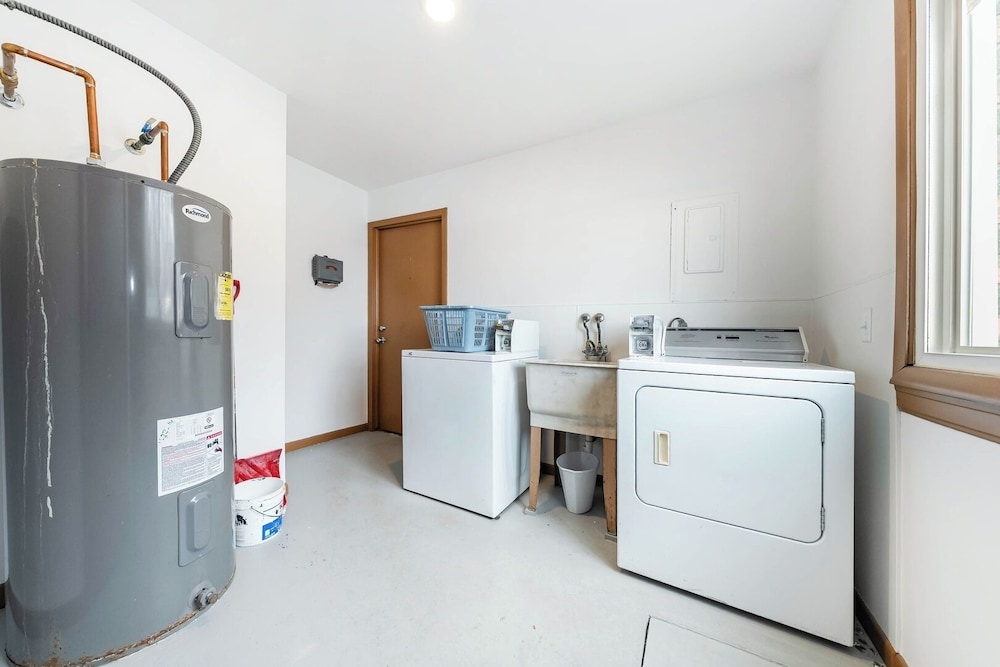 Renovated Apt w/ A/c, Wifi & Free Parking