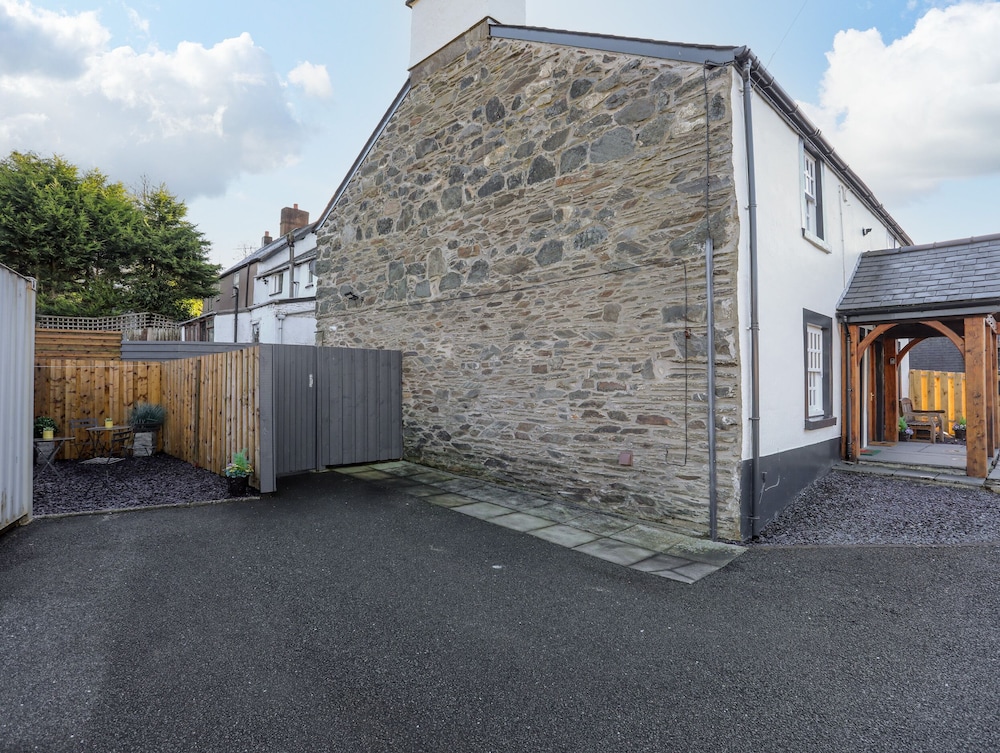 2 Ivy House