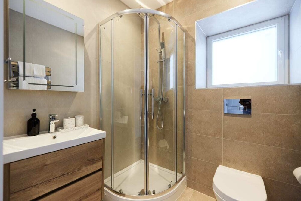 Wembley Vacations - The Wembley Park Retreat - Modern 2bdr Flat With Balcony - Property Image 13