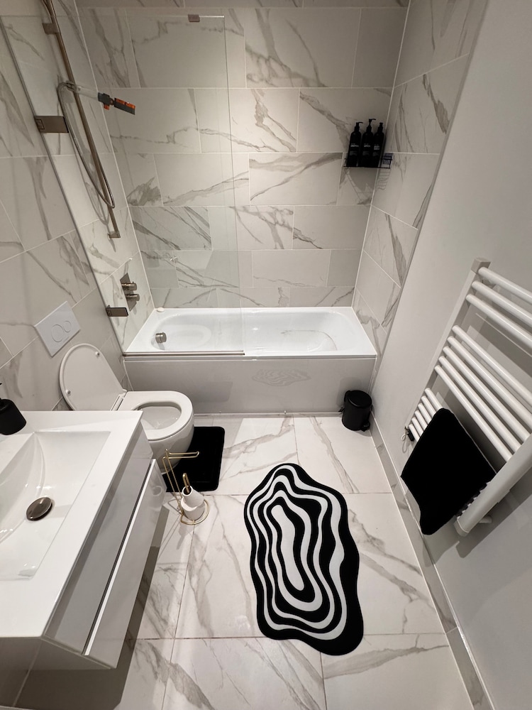 2 Bed Flat - Sleeps 4 - Parking - Wifi