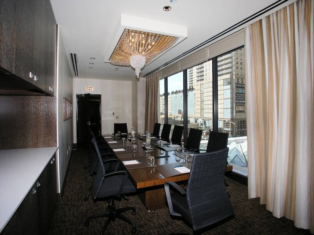 State and Grand by BridgeStreet - Image 4