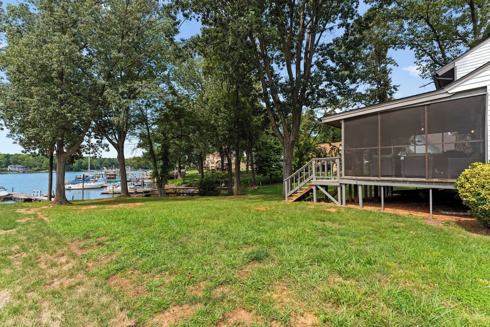 Lake Norman Waterfront Home w/ Covered Porch, Sunset Views & Easy Access to Dining, Shopping & Uptown Charlotte Adventures Sunsets on Shoreline