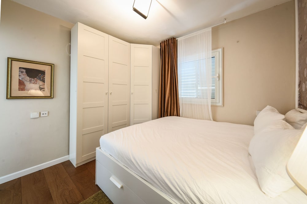 Boutique 1BR Apt with parking view 3