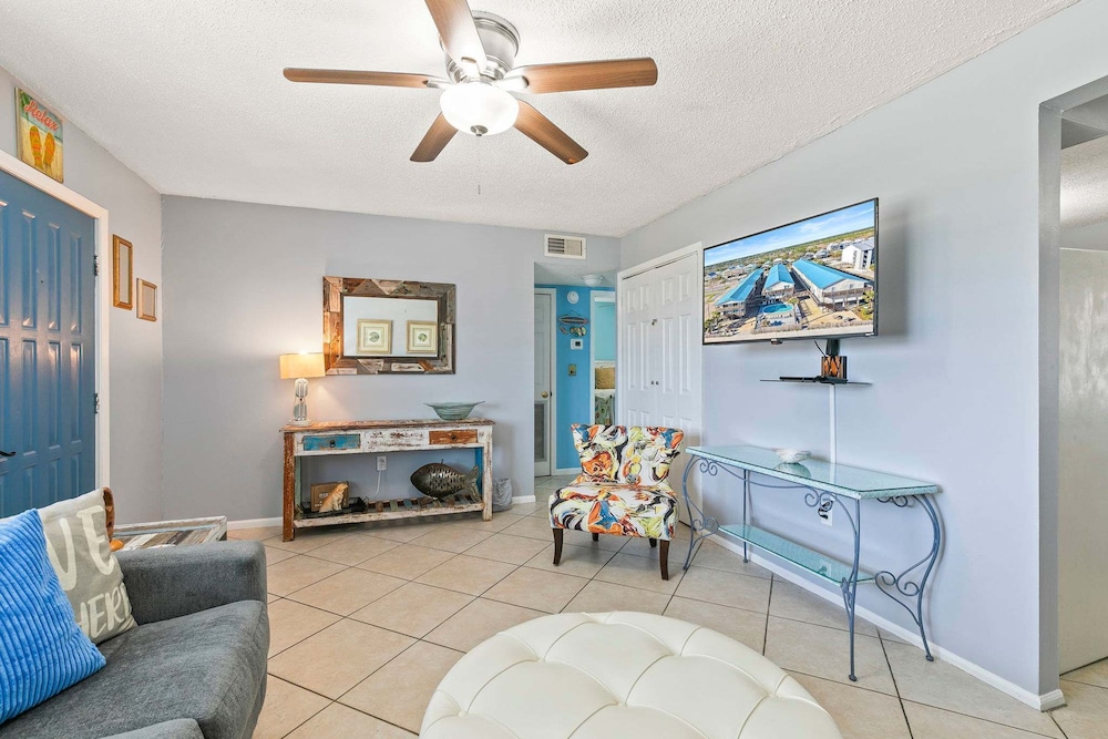 Two 2br Condos Walk to Beach Hangout